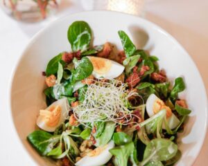 Zum Königstuhl Enhances Traditional Swiss Fondue Experience in Historic Zurich Setting