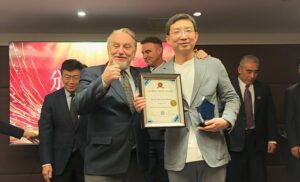Professor Xin Lyu Honored with Global Fred Award for AI Education Outstanding Contributor