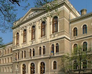 University Study Shows How Teens React to Influencers’ Retouched Photos in Social Media